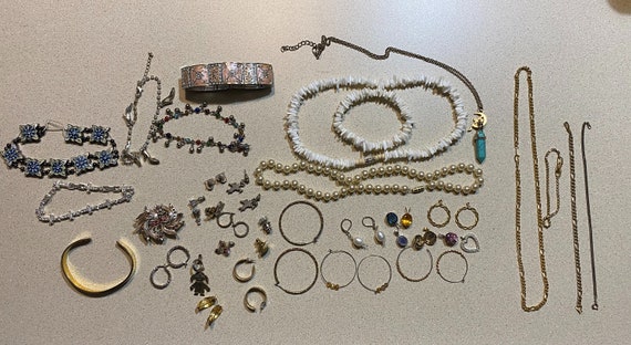 Nice Lot of Over 30 Pieces of Costume Jewelry Cha… - image 2