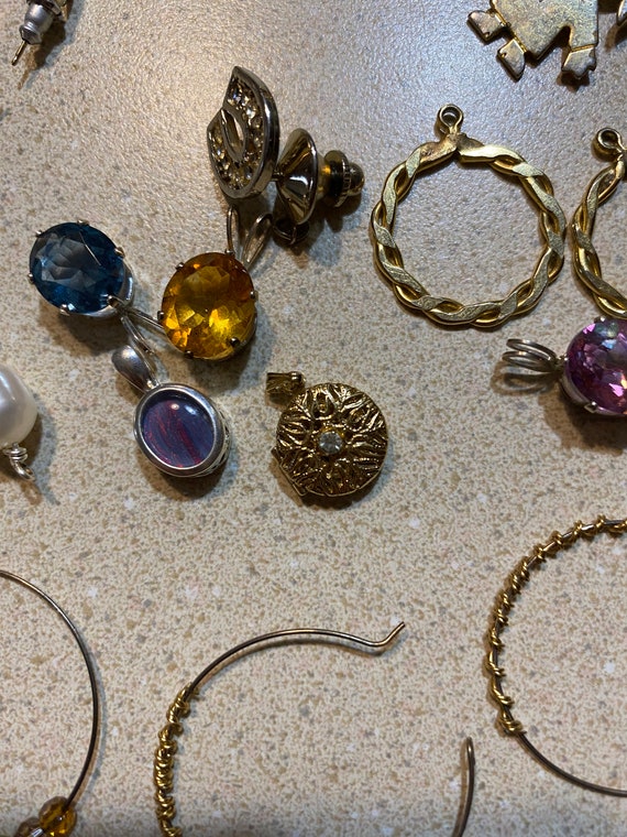 Nice Lot of Over 30 Pieces of Costume Jewelry Cha… - image 6