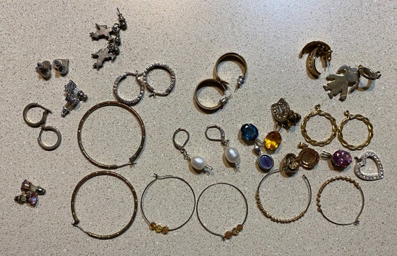Nice Lot of Over 30 Pieces of Costume Jewelry Cha… - image 3