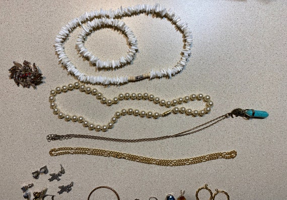 Nice Lot of Over 30 Pieces of Costume Jewelry Cha… - image 5