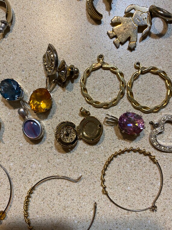 Nice Lot of Over 30 Pieces of Costume Jewelry Cha… - image 7