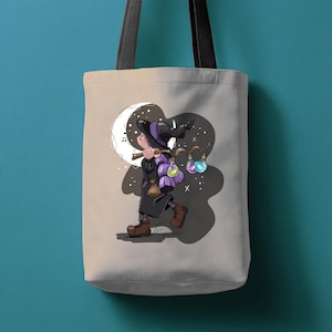 Peut inclure: Sac fourre-tout beige avec une illustration de sorcière. La sorcière porte un chapeau et une cape noirs, transporte des fioles de potion et une baguette. Un croissant de lune et des notes de musique sont en arrière-plan. Le sac a des sangles noires.