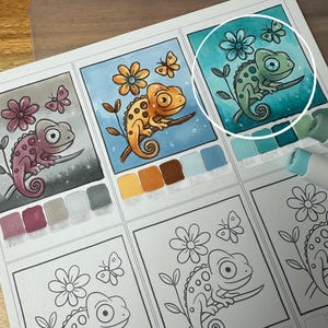 Op de afbeelding: Een kleurrijke illustratie van een kameleon op een tak, omringd door bloemen en vlinders. De kameleon is groen met blauwe stippen, tegen een turquoise achtergrond. De afbeelding maakt deel uit van een groter kunstwerk met andere kameleonontwerpen.