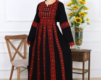 Thobe es un atuendo elegante que combina elementos de los estilos de vestimenta palestinos y jordanos, a menudo bordados palestinos.