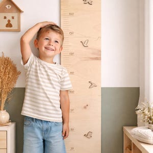 Toise murale en bois personnalisée, idéal pour la décoration d'une chambre d'enfant ou de bébé.
