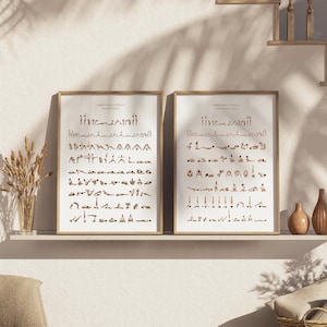 Könnte beinhalten: Zwei gerahmte Drucke von Yoga-Posen, jeweils mit dem Titel "Hatha Yoga" und "Vinyasa Yoga" in einem minimalistischen Stil mit hellbraunem Hintergrund. Die Drucke hängen an einer weißen Wand mit einem Holzregal darunter.