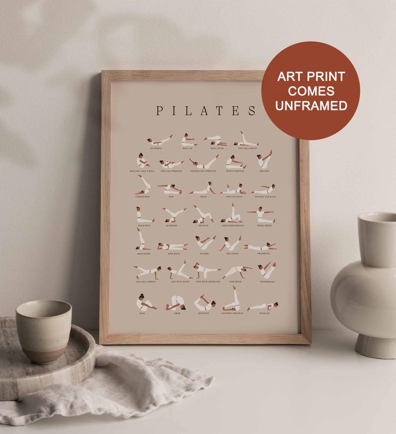 Peut inclure: Une affiche encadr&eacute;e avec un cadre en bois brun clair. L'affiche pr&eacute;sente un fond beige avec des illustrations d'une personne effectuant diff&eacute;rents exercices de Pilates. Le titre "PILATES" est imprim&eacute; en noir en haut de l'affiche. Le texte "ART PRINT COMES UNFRAMED" est imprim&eacute; en blanc sur un cercle brun dans le coin sup&eacute;rieur droit de l'image.