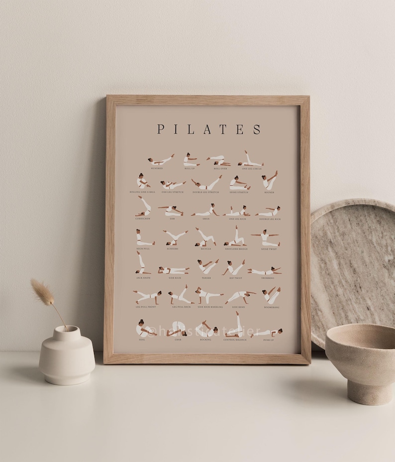 Peut inclure: Une affiche imprimable avec des illustrations de diff&eacute;rents exercices de Pilates. L'affiche a un fond brun clair et le mot "PILATES" est imprim&eacute; en noir en haut. Chaque exercice est &eacute;tiquet&eacute; avec son nom.