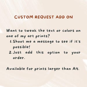 Könnte beinhalten: Werbung für individuelle Kunstdrucke mit braunem und schwarzem Text auf beigem Hintergrund. Der Text bewirbt die Möglichkeit, Text oder Farben auf Kunstdrucken anzupassen. Es wird auch die Verfügbarkeit für Drucke größer als A4 angegeben.