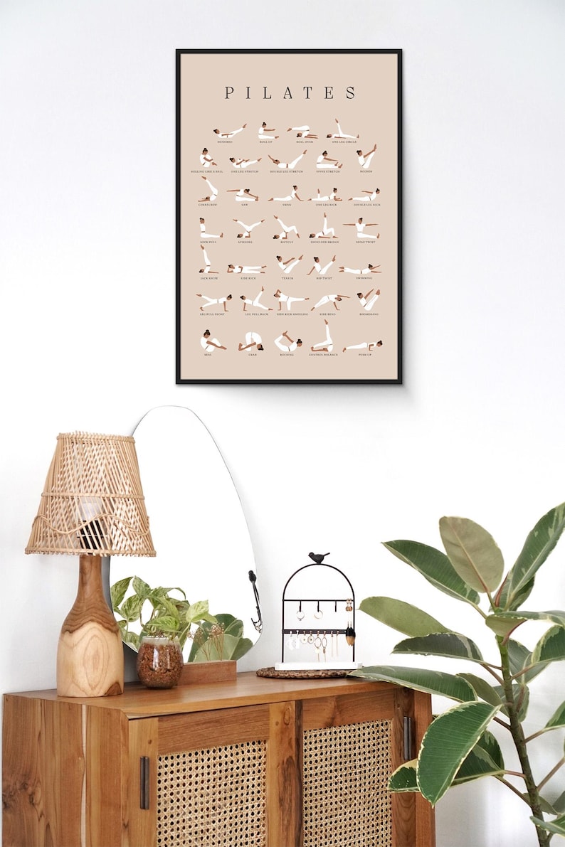 Peut inclure: Une affiche encadr&eacute;e avec le mot "PILATES" en texte noir sur un fond beige. L'affiche pr&eacute;sente une s&eacute;rie d'illustrations d'une personne effectuant diff&eacute;rents exercices de pilates.