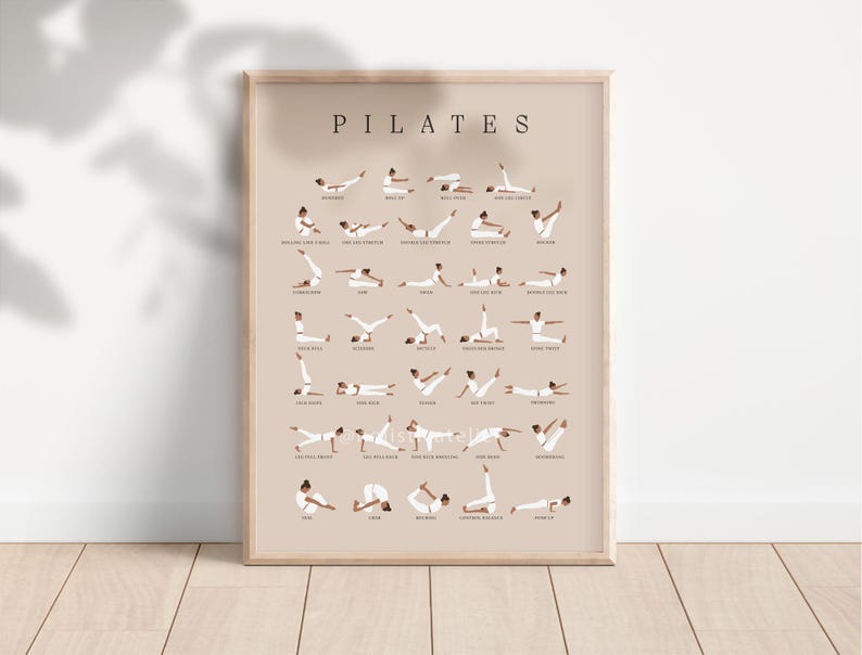 Peut inclure: Une affiche imprimable beige avec le mot "PILATES" en noir en haut. L'affiche pr&eacute;sente une s&eacute;rie d'illustrations de personnes effectuant diff&eacute;rents exercices de pilates.