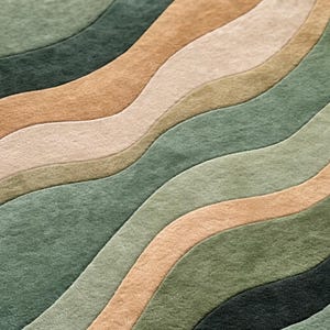 Pu&ograve; includere: Primo piano di un tappeto con un design ondulato in tonalit&agrave; di verde, beige e marrone chiaro. Il tappeto ha una consistenza morbida e soffice, con i colori che si fondono in un effetto sfumato. Il design ricorda colline o terreni a strati.