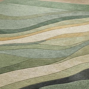 Pu&ograve; includere: Un tappeto verde e beige con un motivo a onde. Il tappeto presenta fasce orizzontali in varie tonalit&agrave; di verde, beige e marrone chiaro, creando un effetto strutturato e stratificato. Il design evoca movimento e paesaggi naturali.