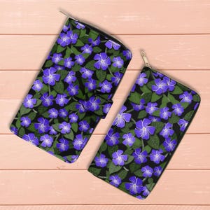 Cartera con flores de color violeta, minimonedero con flores violetas, bonito clutch cottagecore, exclusivo diseño botánico morado, moderna cartera con cremallera botánica
