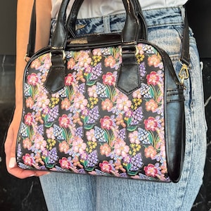 Bolso de fantasía floral, bolso de mano vintage con diseño de jardín, bolso de mano con flores por todas partes, accesorio estilo cottagecore, cartera con ramo boho, regalo romántico para novia