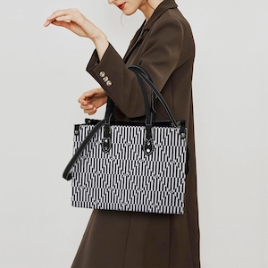 Cabas carré à rayures avant-gardistes, sac à main géométrique minimaliste pour femme, sacoche contemporaine, sac à main chic en damier, cadeau sophistiqué pour petite amie