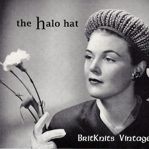 Könnte beinhalten: Schwarz-Weiß-Bild einer Frau mit einem gestrickten Halo-Hut. Der Text "the halo hat" befindet sich über dem Kopf der Frau. Sie hält weiße Blumen und trägt ein dunkles Oberteil. Der Text "BritKnits Vintage" steht unten.