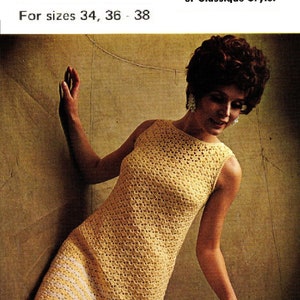 Pode incluir: Um vestido de crochê sem mangas de cor amarela com listras brancas na bainha. O vestido é para os tamanhos 34, 36 e 38. O texto "Lady's Sleeveless Crochet Dress" e "Pingouin Age D'Or or Classique Crylor" é visível na imagem.