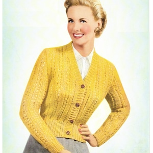 Puede incluir: Imagen de estilo vintage de una mujer con una rebeca amarilla de punto con cuello en V y cierre de botones. La rebeca se combina con una camisa blanca con cuello y una falda gris. El texto "BritKnits Vintage" es visible.