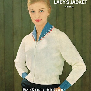Könnte beinhalten: Eine cremefarbene Strickjacke mit blauem Kragen und Bündchen, akzentuiert mit roten Details. Die Jacke hat einen Reißverschluss und ist Teil eines Strickmusters. Der Text "LADY'S JACKET (4 SIZES)" ist sichtbar.