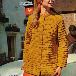 Peut inclure: Image vintage d'une femme portant une veste tricotée jaune moutarde à gros boutons, associée à une jupe et un foulard rouges. Le texte indique "PATONS doublet double double knitting" et "BritKnits Vintage."