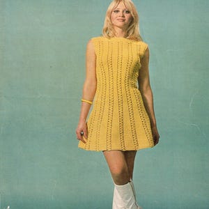 Puede incluir: Un patrón de ganchillo vintage para un vestido corto amarillo. El patrón es de Sirdar y es el número 5092. Requiere de 11 a 16 ovillos de lana.