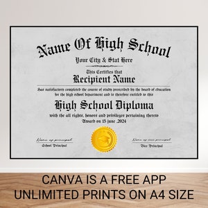 Puede incluir: Un diploma de escuela secundaria en blanco y negro con un sello dorado. El diploma es para Recipient Name y fue otorgado el 15 de junio de 2024. El texto dice "Name of High School, Your City & Stat Here, This Certifies that Recipient Name has satisfactorily completed the course of study prescribed by the board of education for the high school department and is therefore entitled to this High School Diploma with all rights, honours and privileges pertaining thereto. Award on 15 June 2024."