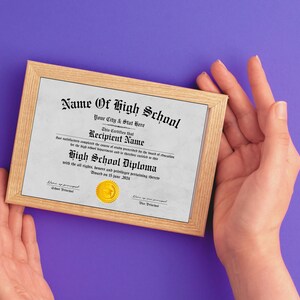 Puede incluir: Un diploma de escuela secundaria enmarcado con un sello dorado. El diploma es para Recipient Name y fue otorgado el 15 de junio de 2024. El diploma es de Name Of High School.