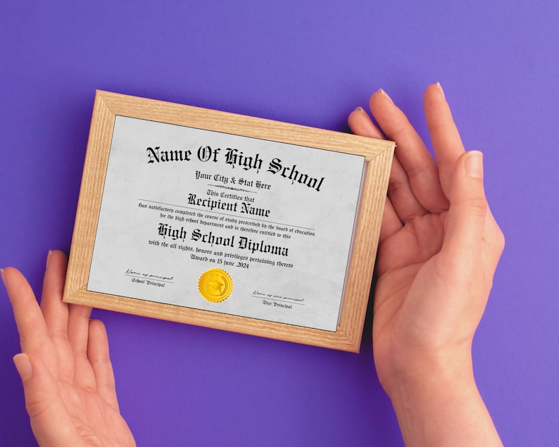 Puede incluir: Un diploma de escuela secundaria enmarcado con un sello dorado. El diploma es para Recipient Name y fue otorgado el 15 de junio de 2024. El diploma es de Name Of High School.