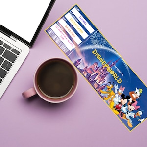 Może przedstawiać: Ż&oacute;łty i niebieski bilet z tekstem "You're going to Disney World" i obrazkiem przedstawiającym Myszki Miki i innych postaci z Disneya. Na bilecie widnieje imię "Zamirca", miejsce docelowe "Disneyland", data "04-01-2024" oraz wiadomość "Get ready for a magical time".