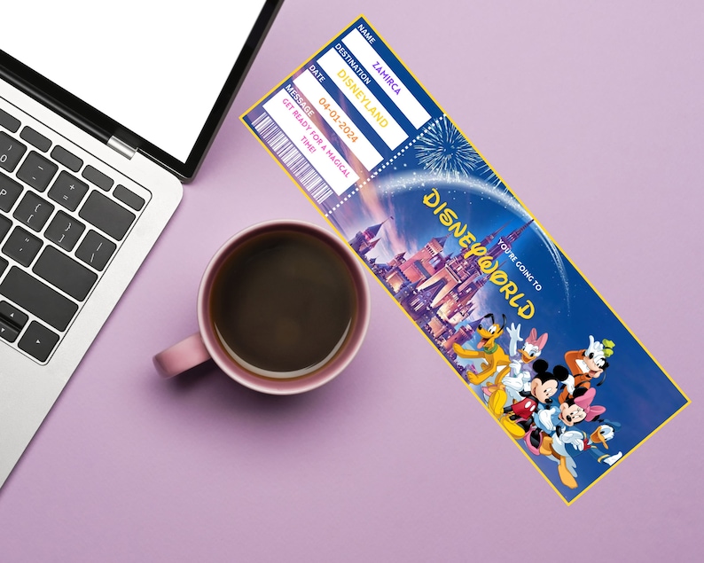 Może przedstawiać: Ż&oacute;łty i niebieski bilet z tekstem "You're going to Disney World" i obrazkiem przedstawiającym Myszki Miki i innych postaci z Disneya. Na bilecie widnieje imię "Zamirca", miejsce docelowe "Disneyland", data "04-01-2024" oraz wiadomość "Get ready for a magical time".