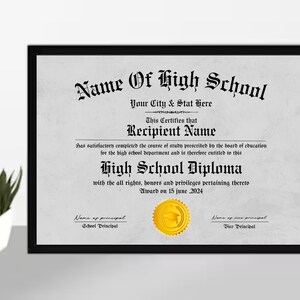 Puede incluir: Un diploma enmarcado en negro con un sello dorado. El certificado dice "Name of High School", "Your City & Stat Here", "Esto certifica que Recipient Name ha completado satisfactoriamente el curso de estudios prescrito por la junta de educaci&oacute;n para el departamento de secundaria y, por lo tanto, tiene derecho a este Diploma de Secundaria con todos los derechos, honores y privilegios que le corresponden. Otorgado el 15 de junio de 2024".