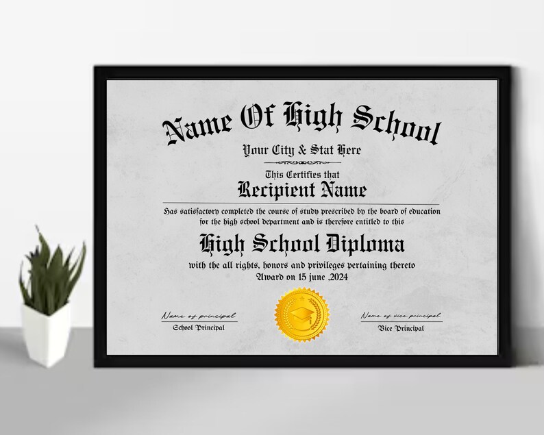 Puede incluir: Un diploma enmarcado en negro con un sello dorado. El certificado dice "Name of High School", "Your City & Stat Here", "Esto certifica que Recipient Name ha completado satisfactoriamente el curso de estudios prescrito por la junta de educaci&oacute;n para el departamento de secundaria y, por lo tanto, tiene derecho a este Diploma de Secundaria con todos los derechos, honores y privilegios que le corresponden. Otorgado el 15 de junio de 2024".