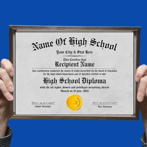 Puede incluir: Un diploma de escuela secundaria enmarcado en plata con un sello dorado. El diploma es para Recipient Name y fue otorgado el 15 de junio de 2024. El texto dice "Name of High School, Your City & Stat here, This Certifies that Recipient Name has satisfactorily completed the course of study prescribed by the board of education for the high school department and is therefore entitled to this High School Diploma with the all rights, honours and privileges pertaining thereto. Award on 15 June 2024."