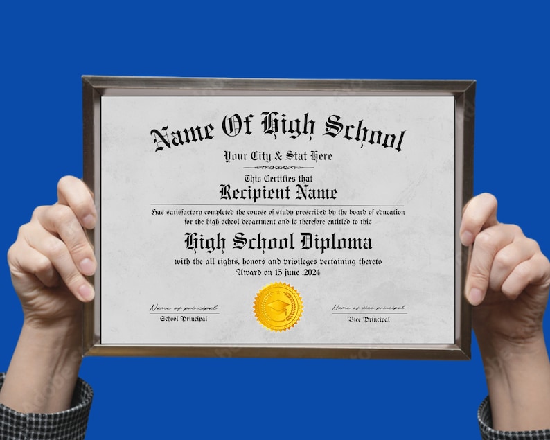 Puede incluir: Un diploma de escuela secundaria enmarcado en plata con un sello dorado. El diploma es para Recipient Name y fue otorgado el 15 de junio de 2024. El texto dice "Name of High School, Your City & Stat here, This Certifies that Recipient Name has satisfactorily completed the course of study prescribed by the board of education for the high school department and is therefore entitled to this High School Diploma with the all rights, honours and privileges pertaining thereto. Award on 15 June 2024."