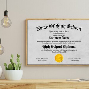 Puede incluir: Un diploma de escuela secundaria enmarcado con un sello dorado. El diploma es para Recipient Name, otorgado el 15 de junio de 2024, por Name Of High School en Your City & Stat Here.