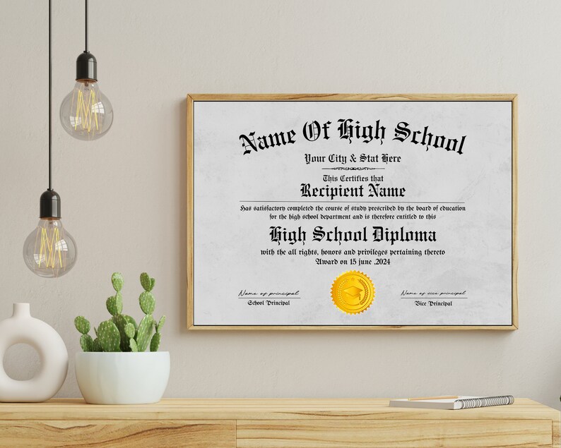 Puede incluir: Un diploma de escuela secundaria enmarcado con un sello dorado. El diploma es para Recipient Name, otorgado el 15 de junio de 2024, por Name Of High School en Your City & Stat Here.