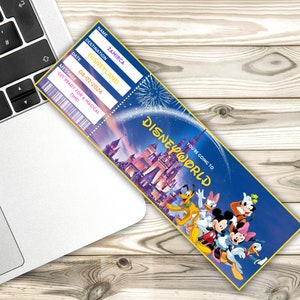 Może przedstawiać: Niebieski i złoty bilet na wycieczkę do Disneylandu. Bilet zawiera imię Zamirca, datę 04-01-2024 i wiadomość "Przygotuj się na magiczny czas". Bilet zawiera r&oacute;wnież zdjęcie zamku Disney World i Myszki Miki i jego przyjaci&oacute;ł.