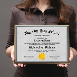 Puede incluir: Un diploma de escuela secundaria enmarcado con un sello dorado. El diploma est&aacute; sobre un fondo blanco con texto negro. El texto dice "Name of High School, Your City & State Here. This Certifies that Recipient Name has satisfactorily completed the course of study prescribed by the board of education for the high school department and is therefore entitled to this High School Diploma with all rights, honours and privileges pertaining thereto. Awarded on 15 June 2024."
