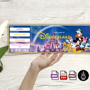 Może przedstawiać: Drukowany bilet w kolorze niebieskim i ż&oacute;łtym z tekstem "You're going to Disneyland" i obrazkiem przedstawiającym Myszke Miki i jej przyjaci&oacute;ł przed zamkiem Disneylandu. Bilet zawiera imię "Zamirca", miejsce docelowe "Disneyland", datę "04-01-2024" i wiadomość "Get ready for a magical time!"
