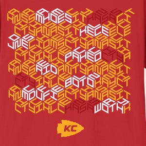 Può includere: Maglietta rossa con un motivo geometrico di caselle bianche e gialle. Le caselle contengono le parole "Kansas City" ripetute in diversi orientamenti. La maglietta presenta anche una punta di freccia gialla e rossa con le lettere "KC" al centro.