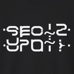 Könnte beinhalten: Ein schwarzes T-Shirt mit einem weißen Grafikdruck, der den Text "SEO" in der oberen Zeile und "UP" in der unteren Zeile zeigt, beide in einer stilisierten, gespiegelten und geometrischen Schriftart mit horizontalen Linien und Tilden.