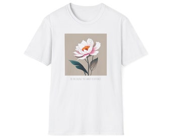 Camiseta Softstyle Unisex, primavera, peonía, botánico, diseño, flor, regalo, manga corta, minimalista, sé la energía que quieres atraer, streetwe