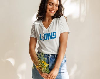 Camiseta de cuello en V para mujer de Lions St. Brown