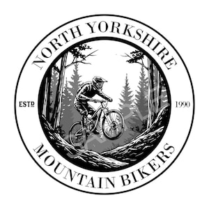 Puede incluir: Logotipo circular en blanco y negro con un ciclista de montaña en acción. Las palabras "NORTH YORKSHIRE MOUNTAIN BIKERS" rodean la imagen, con "ESTD 1990" a ambos lados. El fondo muestra una escena de bosque.