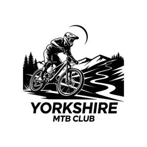 Puede incluir: Ilustración en blanco y negro de un ciclista de montaña en un sendero sinuoso. El ciclista lleva casco y monta en bicicleta de montaña. El texto "YORKSHIRE MTB CLUB" está en la parte inferior de la imagen.