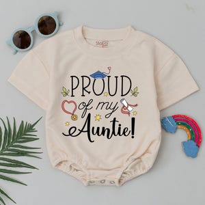 Proud of My Auntie Baby Romper – Auntie&#39;s Bestie Bodysuit, Graduation Gift for Aunt, New Aunt Gift, Auntie Baby Outfit, Baby Shower Gift