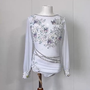 HANDMADE Tanzkostüm Anpassbare Lyrical Solo Kostüm Kleid in weiß mit Strass Schmetterlinge lange Ärmel zwei Stück