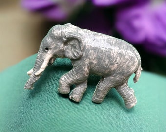 Majestuoso broche de elefante de cerámica - Pin de vida silvestre gris hecho a mano para chaquetas y accesorios, estilo Safari Chic, joyería de animales artesanal, regalo