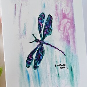 Hermosa tarjeta artística impresa a partir de una pintura acrílica original que representa una impresionante libélula, ideal como regalo, una tarjeta de cumpleaños.